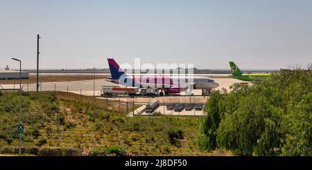 Larnaca, Zypern - 31. Mai 2021: Wizz Air und S7 Airlines Flugzeuge im internationalen Flughafen Glafcos Clerides Larnaca. Larnaca ist die drittgrößte Cit Stockfoto