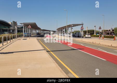 Larnaca, Zypern - 31. Mai 2021: Internationaler Flughafen Glafcos Clerides Larnaca. Larnaca ist nach Nikosia und Li die drittgrößte Stadt des Landes Stockfoto