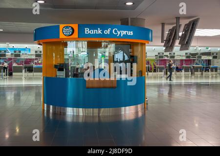 Larnaca, Zypern - 31. Mai 2021: Büro der Bank of Cyprus im internationalen Flughafen Glafcos Clerides Larnaca. BOC ist ein zypriotisches Finanzdienstleistungsunternehmen Stockfoto