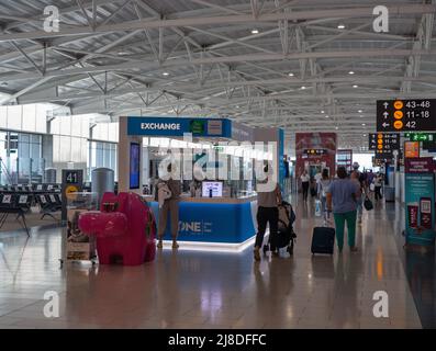 Larnaca, Zypern - 31. Mai 2021: Die Menschen besuchen Halle mit Wechselstube im Glafcos Clerides Larnaca internationalen Flughafen. Es ist das Hauptaugenteil des TW Stockfoto