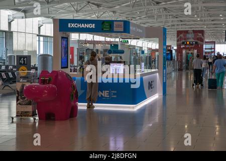 Larnaca, Zypern - 31. Mai 2021: Die Menschen besuchen Halle mit Wechselstube im Glafcos Clerides Larnaca internationalen Flughafen. Es ist das Hauptaugenteil des TW Stockfoto