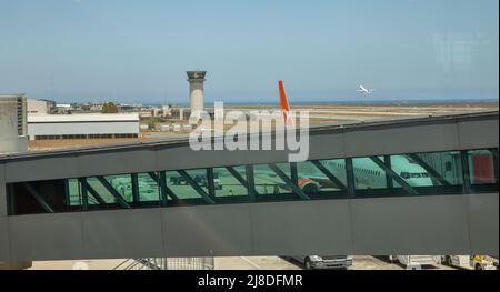 Larnaca, Zypern - 31. Mai 2021: Passagierflugzeug hebt am internationalen Flughafen Glafcos Clerides Larnaca ab. Es ist die Haupt- und die größere der t Stockfoto