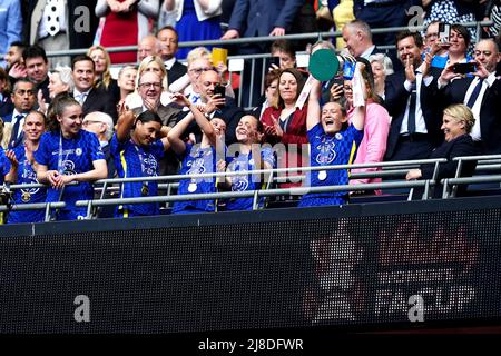 Chelsea's Erin Cuthbert (zweite rechts) hebt die FA Cup-Trophäe der Frauen nach dem Sieg in zusätzlicher Zeit im Vitality Women's FA Cup Finale im Wembley Stadium, London. Bilddatum: Sonntag, 15. Mai 2022. Stockfoto