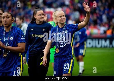 London, Großbritannien. 15.. Mai 2022. Pernille Harder (23 Chelsea) nach dem Gewinn des Vitality Womens FA Cup Finales zwischen Manchester City und Chelsea im Wembley Stadium in London, England. Liam Asman/SPP Credit: SPP Sport Press Photo. /Alamy Live News Stockfoto