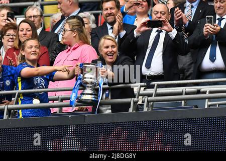 LONDON, GROSSBRITANNIEN. MAI 15. Chelsea-Managerin Emma Hayes hebt die FA Cup Trophy nach dem FA Cup-Finale der Frauen zwischen Chelsea und Manchester City am Sonntag, den 15.. Mai 2022 im Wembley Stadium, London, an. (Kredit: Ivan Yordanov | MI Nachrichten) Kredit: MI Nachrichten & Sport /Alamy Live Nachrichten Stockfoto