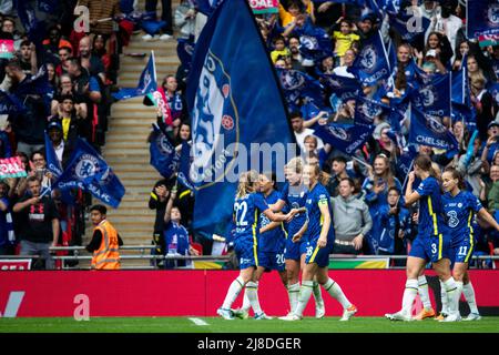 London, Großbritannien. 15.. Mai 2022. Chelsea feiert, als Erin Cuthbert (22 Chelsea) Chelseas zweites Tor beim Vitality Womens FA Cup Final zwischen Manchester City und Chelsea im Wembley Stadium in London, England, erzielt. Liam Asman/SPP Credit: SPP Sport Press Photo. /Alamy Live News Stockfoto