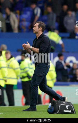Everton-Manager Frank Lampard applaudiert den Fans nach dem Premier-League-Spiel im Goodison Park, Liverpool. Bilddatum: Sonntag, 15. Mai 2022. Stockfoto