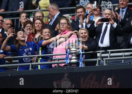 London, England, 15.. Mai 2022. Emma Hayes-Managerin von Chelsea feiert die Trophäe nach der Vollzeitpfeife während des FA-Cup-Spiels der Frauen im Wembley Stadium, London. Bildnachweis sollte lauten: Isaac Parkin / Sportimage Stockfoto