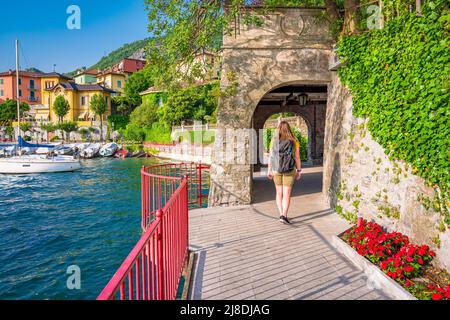 Schönes blondes Mädchen in Varenna, dem lombardischen Dorf der Liebhaber am Comer See Stockfoto