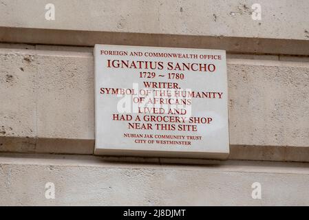 Ignatius Sancho-Plakette auf dem Außen- und Commonwealth-Büro. Britischer Abolitionist, Schriftsteller und Komponist, Symbol der Menschlichkeit der Afrikaner. Lebte in der Nähe Stockfoto