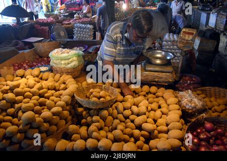 Kalkutta, Westbengalen, Indien. 15.. Mai 2022. Ein Verkäufer sortiert Kartoffeln für den Verkauf auf einem Gemüsemarkt in Kalkutta. (Bild: © Sudipta das/Pacific Press via ZUMA Press Wire) Stockfoto