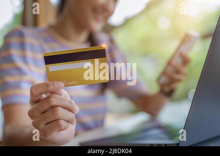 Online-Shopping und Internet-Zahlungen, Portrait der schönen asiatischen Frauen sind mit ihren Kreditkarten und Handys online einkaufen oder Verhalten Stockfoto