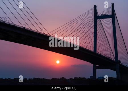 Abendansicht von Vidyasagar Setu, Kalkata. Selektiver Fokus. Stockfoto