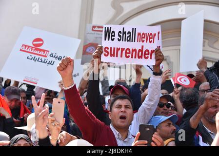 Tunis, Tunesien. 15.. Mai 2022. Ein Protestler singt Slogans, während er während der Demonstration gegen Präsident Kais Saied eine Geste macht. Der tunesische Präsident Kais Saied hat das gemischte Präsidentschafts- und Parlamentssystem, das in der tunesischen Verfassung von 2014 verankert ist, abrupt suspendiert, ein hart erkämpfter Kompromiss zwischen rivalisierenden ideologischen Lagern, der drei Jahre nach einer Revolte erreicht wurde, die den Diktator Zine El Abidine Ben Ali zum Sturz brachte. (Foto von Jdidi Wassim/SOPA Images/Sipa USA) Quelle: SIPA USA/Alamy Live News Stockfoto