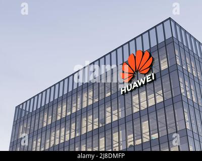 Shenzhen, China. 2.Mai 2022. Nur zur redaktionellen Verwendung, 3D CGI. Huawei Signage-Logo auf dem Glasgebäude. Telecommunications Equipment Company Office He Stockfoto