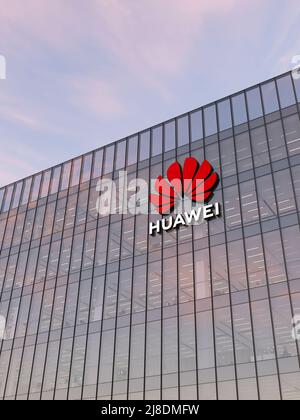 Shenzhen, China. 2.Mai 2022. Nur zur redaktionellen Verwendung, 3D CGI. Huawei Signage-Logo auf dem Glasgebäude. Telecommunications Equipment Company Office He Stockfoto