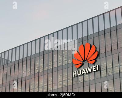 Shenzhen, China. 2.Mai 2022. Nur zur redaktionellen Verwendung, 3D CGI. Huawei Signage-Logo auf dem Glasgebäude. Telecommunications Equipment Company Office He Stockfoto