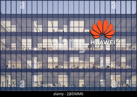 Shenzhen, China. 2.Mai 2022. Nur zur redaktionellen Verwendung, 3D CGI. Huawei Signage-Logo auf dem Glasgebäude. Telecommunications Equipment Company Office He Stockfoto