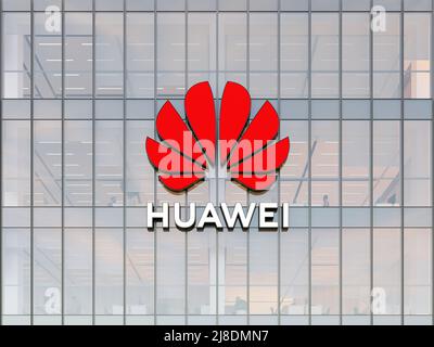 Shenzhen, China. 2.Mai 2022. Nur zur redaktionellen Verwendung, 3D CGI. Huawei Signage-Logo auf dem Glasgebäude. Telecommunications Equipment Company Office He Stockfoto