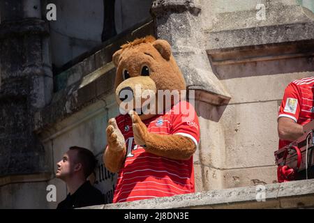 München, Deutschland. 15.. Mai 2022. Berni bei den Feierlichkeiten des FC Bayern München am 15. Mai 2022 auf dem Marienplatz in München. Der FC Bayern gewann 10. in Folge den Bundesliga-Titel. (Foto: Alexander Pohl/Sipa USA) Quelle: SIPA USA/Alamy Live News Stockfoto