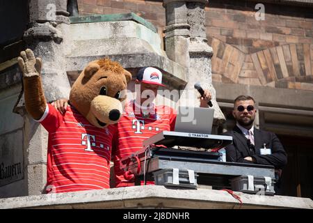 München, Deutschland. 15.. Mai 2022. Berni bei den Feierlichkeiten des FC Bayern München am 15. Mai 2022 auf dem Marienplatz in München. Der FC Bayern gewann 10. in Folge den Bundesliga-Titel. (Foto: Alexander Pohl/Sipa USA) Quelle: SIPA USA/Alamy Live News Stockfoto