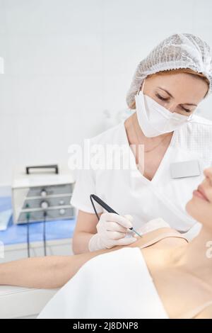 Frau mit Laser-Hautpflege Verfahren im Schönheitssalon Stockfoto