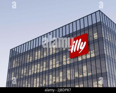 Triest, Italien. 2.Mai 2022. Nur zur redaktionellen Verwendung, 3D CGI. Illy Corporation Logo auf Glasgebäude. Büro Der Coffee Company Am Arbeitsplatz Stockfoto