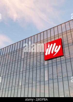 Triest, Italien. 2.Mai 2022. Nur zur redaktionellen Verwendung, 3D CGI. Illy Corporation Logo auf Glasgebäude. Büro Der Coffee Company Am Arbeitsplatz Stockfoto