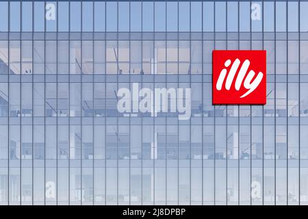 Triest, Italien. 2.Mai 2022. Nur zur redaktionellen Verwendung, 3D CGI. Illy Corporation Logo auf Glasgebäude. Büro Der Coffee Company Am Arbeitsplatz Stockfoto