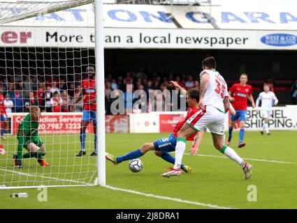 Will Wright von Dagenham und Redbridge verhindert, dass Ollie Palmer von Wrexham während des Spiels der Vanarama National League im Chigwell Construction Stadium, London, einen Treffer erzielte. Bilddatum: Sonntag, 15. Mai 2022. Stockfoto