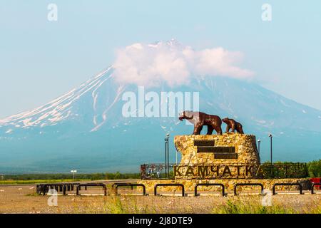 Yelizovo, Russland - 17. Juli 2018: Denkmal, das sie mit dem Jungen auf dem Hintergrund des Koryaksky Vulkans trägt. Stockfoto