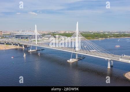 Brücke über das Delta des Flusses Neva und den Finnischen Meerbusen. Russland, St.Peterburg. 19.Mai 2019 Stockfoto