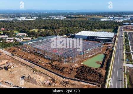 Drohnenaufnahme eines großen Gebäudes in der Anfangsphase des Baus in einem Industriekomplex. KEMPS Creek, NSW, Australien. Stockfoto