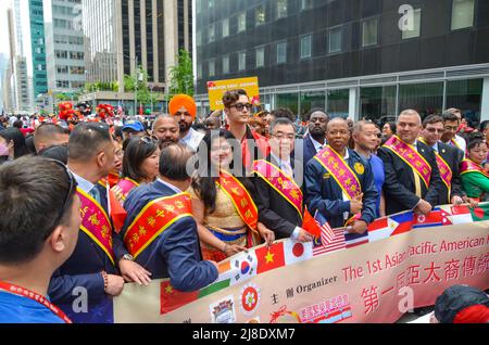 Tausende nehmen an der ersten jährlichen Kultur- und Kulturparade der asiatisch-amerikanischen und pazifischen Inselstaaten in New York City entlang der Avenue of Americas Teil Stockfoto
