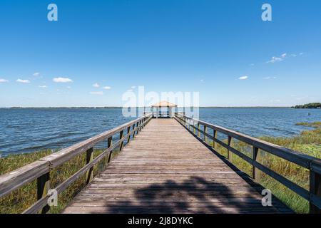 Griffin Park Angelpier auf Little Lake Harris in Howie in den Hügeln, Florida Stockfoto