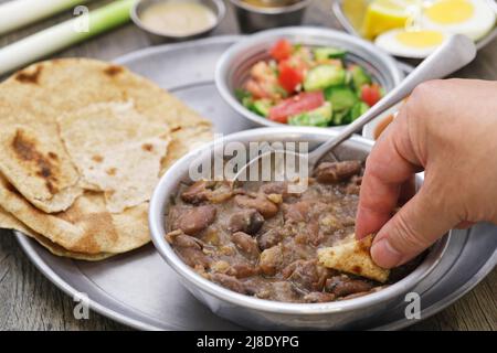 Schöne Medaillons und ein aisches Baladi, ägyptisches Frühstück Stockfoto