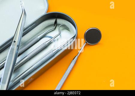 Haufen zahnärztlicher Werkzeuge liegen bereit, um aus nächster Nähe verwendet werden zu können Stockfoto