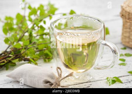 Gesunde Kräuterteetasse, Zweige der Birke mit Blättern. Alternative Kräutermedizin. Stockfoto