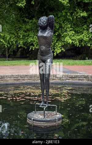 'Girl', eine Bronzeskulptur von Reg Butler (1913-81) auf dem Gelände des Royal Botanic Gardens, Edinburgh, Schottland, Großbritannien. Stockfoto