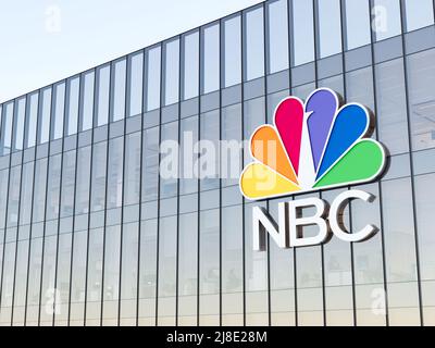 New York, NY, USA. 2.Mai 2022. Nur zur redaktionellen Verwendung, 3D CGI. NBC American Broadcasting Company Multinational Television Broadcast Network. Arbeitsplatz Hi Stockfoto