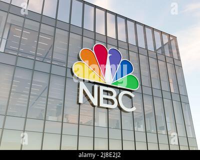 New York, NY, USA. 2.Mai 2022. Nur zur redaktionellen Verwendung, 3D CGI. NBC American Broadcasting Company Multinational Television Broadcast Network. Arbeitsplatz Hi Stockfoto