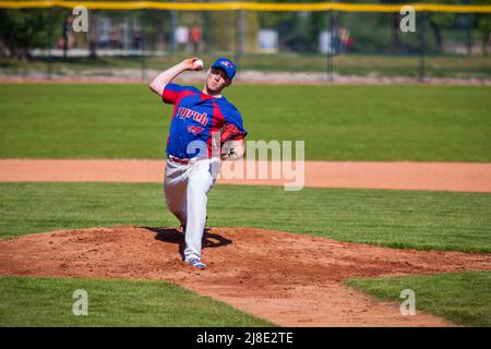 ZAGREB, KROATIEN - 20. APRIL 2019: Baseballspiel Baseballclub Zagreb und Baseballclub Vindija. Baseballkrug, der den Ball wirft Stockfoto