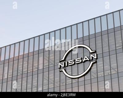 Yokohama, Japan. 2.Mai 2022. Nur zur redaktionellen Verwendung, 3D CGI. Nissan Company Signage Logo auf dem Glasgebäude. Arbeitsplatz Fahrzeuge Autohersteller Büro He Stockfoto