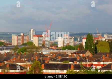 Leeds mit Bridgewater Place, der den Namen Dalek trägt. Flache Wohnungen im Vordergrund sind Saville Green, Appleton Court, Appleton Close & Appleton Square Stockfoto