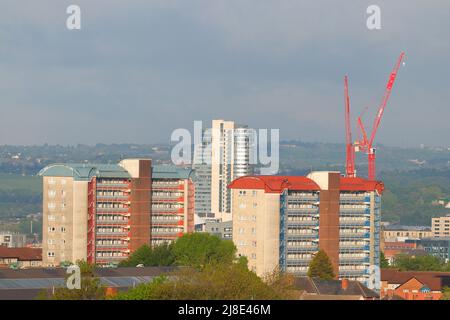 Leeds mit Bridgewater Place, der den Namen Dalek trägt. Flache Wohnungen im Vordergrund sind Saville Green, Appleton Court, Appleton Close & Appleton Square Stockfoto