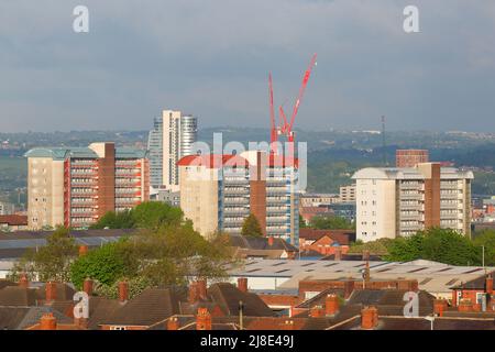 Leeds mit Bridgewater Place, der den Namen Dalek trägt. Flache Wohnungen im Vordergrund sind Saville Green, Appleton Court und Appleton Close Stockfoto