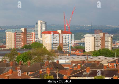 Leeds mit Bridgewater Place, der den Namen Dalek trägt. Flache Wohnungen im Vordergrund sind Saville Green, Appleton Court & Appleton Close Stockfoto