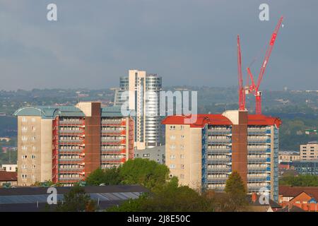 Leeds mit Bridgewater Place, der den Namen Dalek trägt. Flache Wohnungen im Vordergrund sind Saville Green, Appleton Court, Appleton Close & Appleton Square Stockfoto