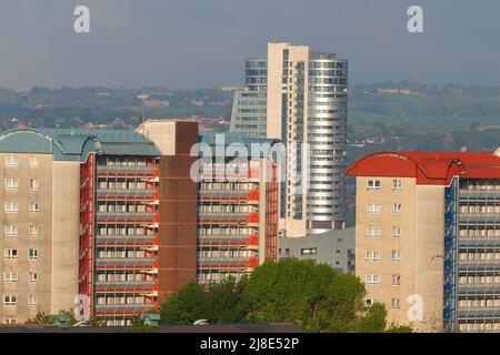 Das metallische Bridgewater Place-Gebäude im Stadtzentrum von Leeds und die flachen Wohnungen Saville Green & Appleton Court Stockfoto