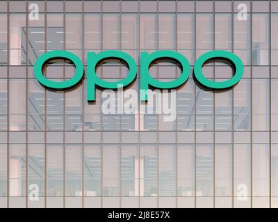 Dongguan, China. 2.Mai 2022. Nur zur redaktionellen Verwendung, 3D CGI. Oppo Signage Logo auf dem Glasgebäude. Arbeitsplatz Consumer Electronics Technological Com Stockfoto